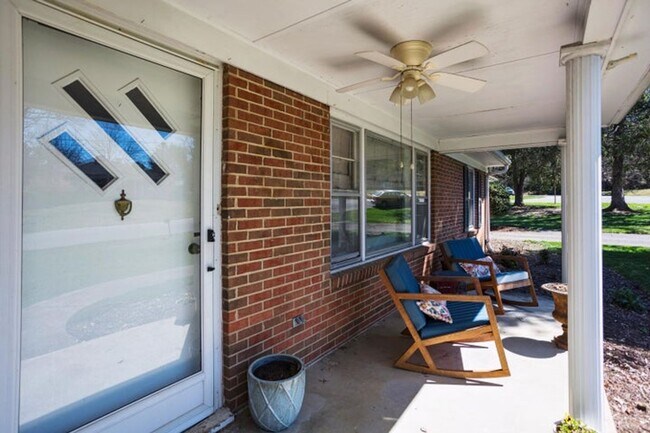 Foto del edificio - Charming Brick Ranch Home