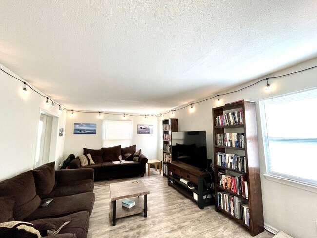 Foto del edificio - Rare, sought-after 5 bedroom home in Pembroke Meadows.