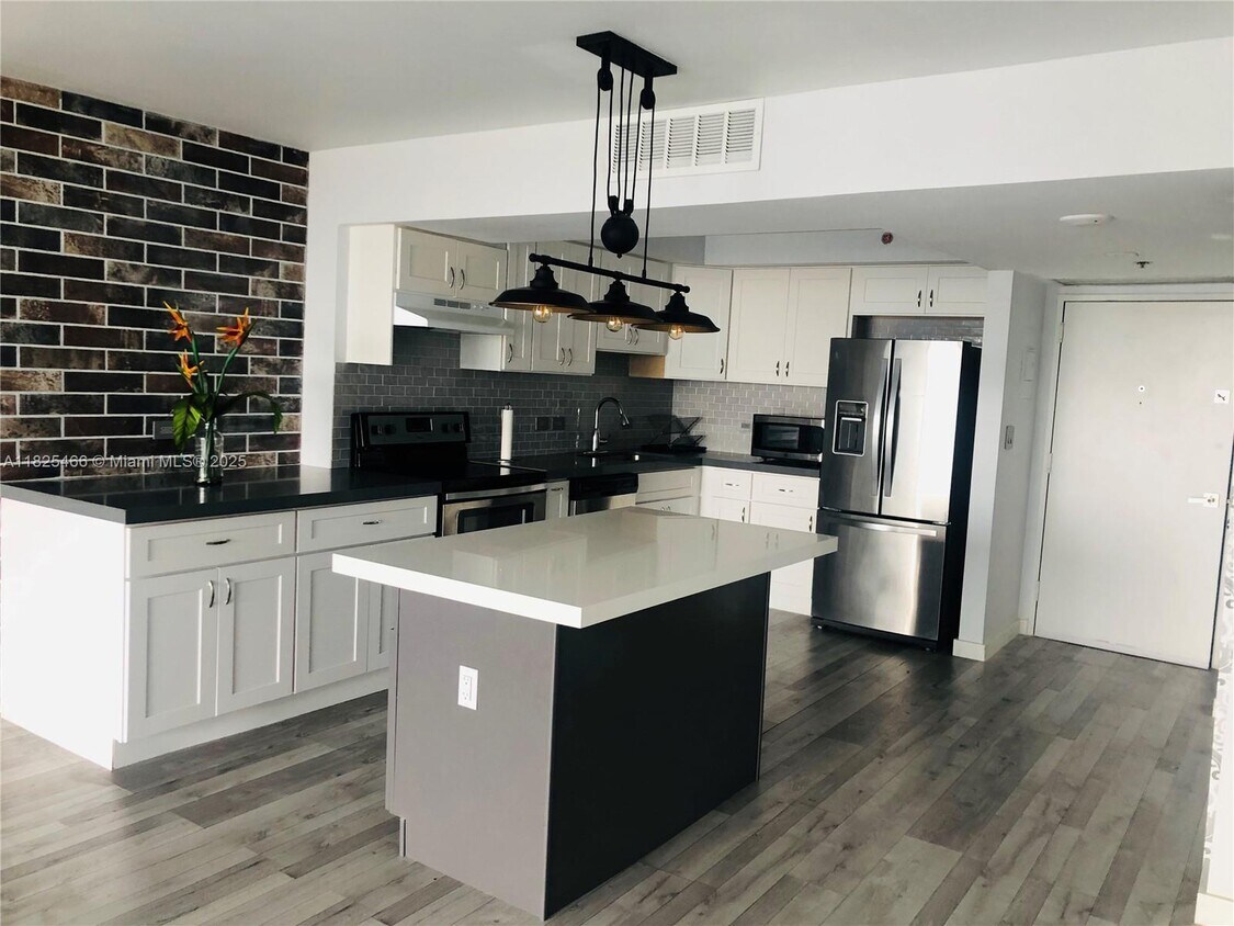 Foto principal - 20505 E Country Club Dr