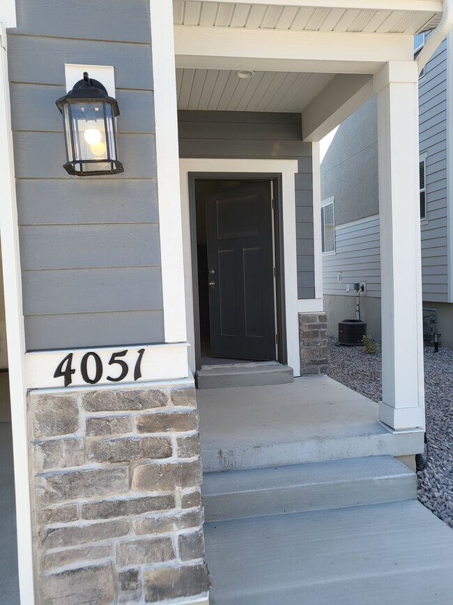 Building Photo - 3 Bedroom Townhome