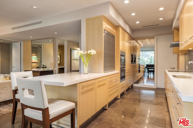 Foto del edificio - 9255 Doheny Rd