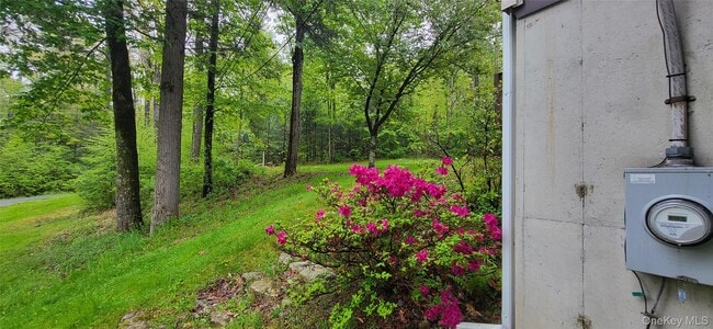 Foto del edificio - 45 Laurel Hollow Rd