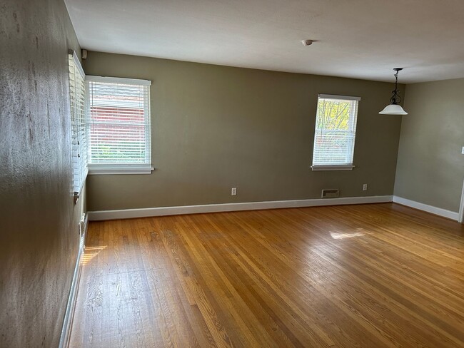 Building Photo - 4 Bedroom Brick Ranch in Norfolk