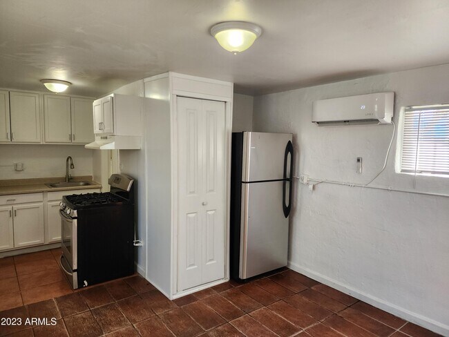 Building Photo - 909 N 35th Ave