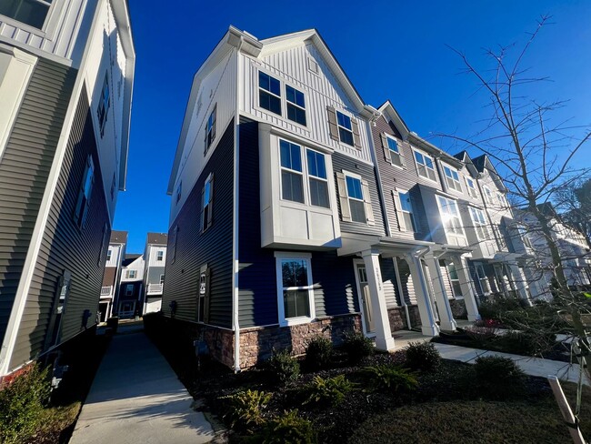 Foto del edificio - New Construction Three Story Townhome In T...