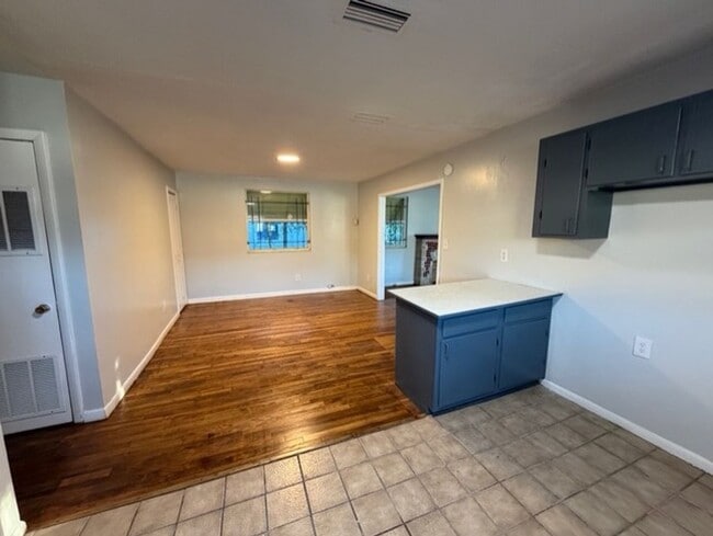 Photo - 1727 Campus St House