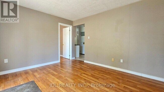 Building Photo - 233 Fairglen Ave