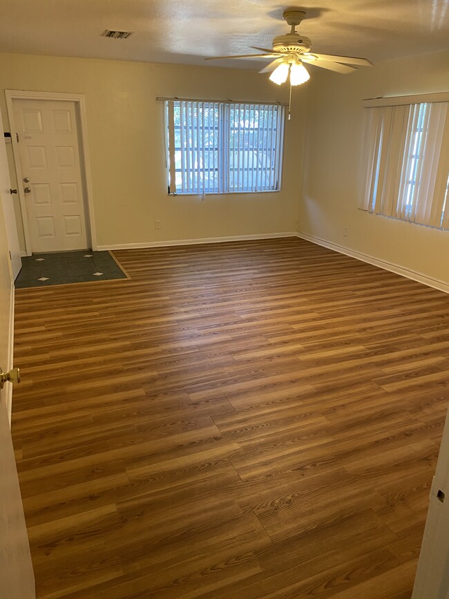 Living room - 4313 W Corona St