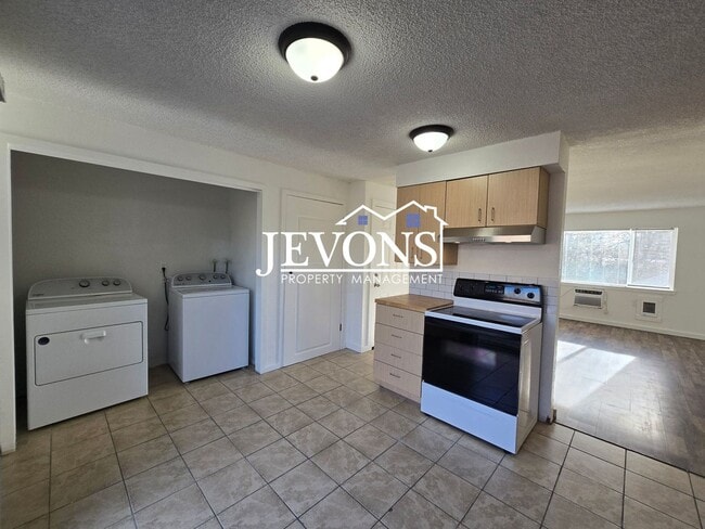 Building Photo - 607 N 6th Ave