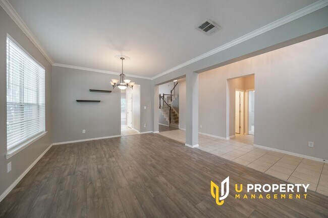 Foto del edificio - Location! Location! Two bedrooms downstair...