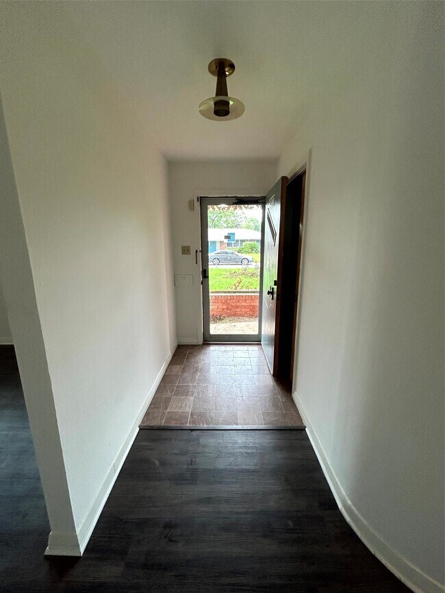 Foto del edificio - 1902 Gillette St