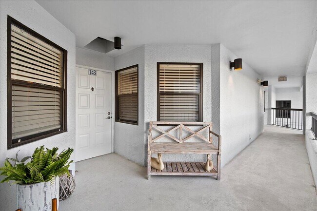 Foto del edificio - 143 Bay Colony Dr N