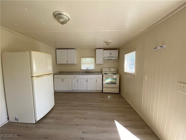 Foto del edificio - 8376 Nault Rd