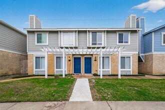 Building Photo - 754 Memorial Mews St