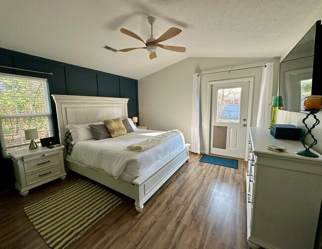 Foto del edificio - FURNISHED MONTHLY RENTAL AVAILABLE AUGUST ...