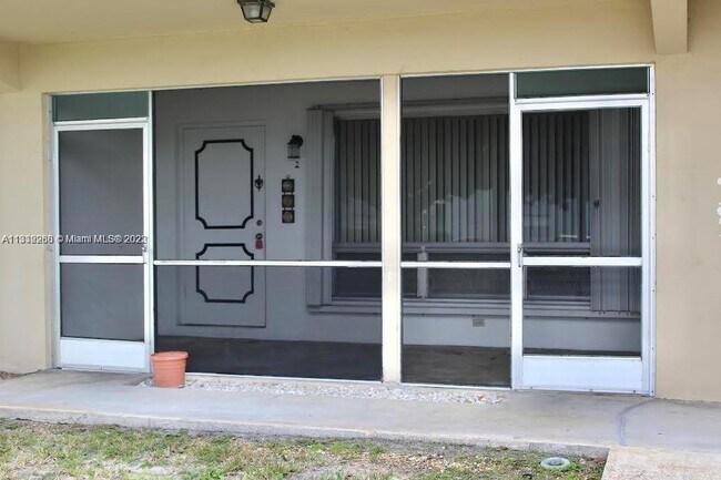 Building Photo - 300 S Luna Ct