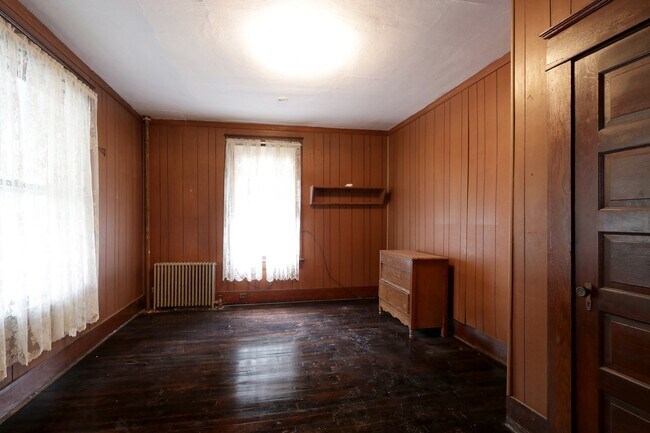 Dormitorio grande en la planta baja 1 - 728 S Pugh St