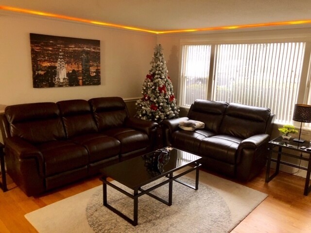 Foto del edificio - 4940 N Leonard Dr