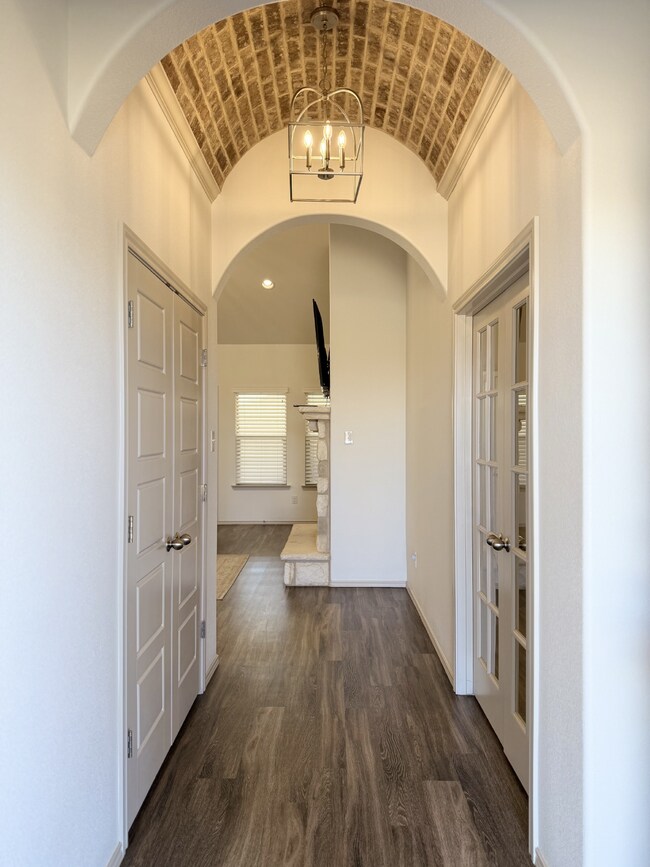 Foto del edificio - South Lubbock Home with Open Layout, Fireplace & Covered Patio