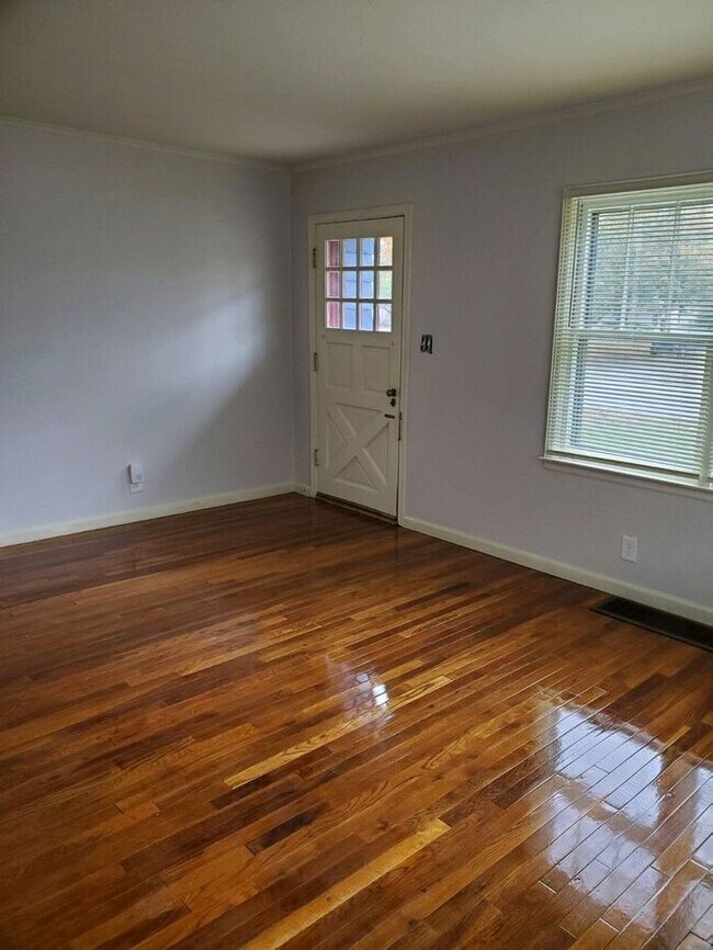 Building Photo - 2 Bedroom Bungalow