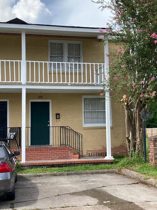 727 Clarence Street - 727 Clarence St