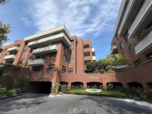 Foto principal - 200 N Swall Dr