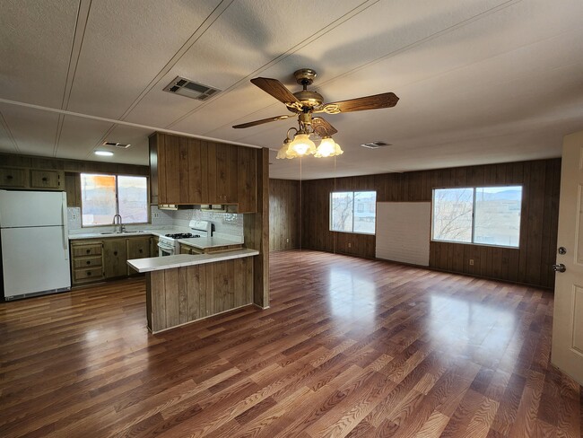 Building Photo - 1111 Hardy Ln