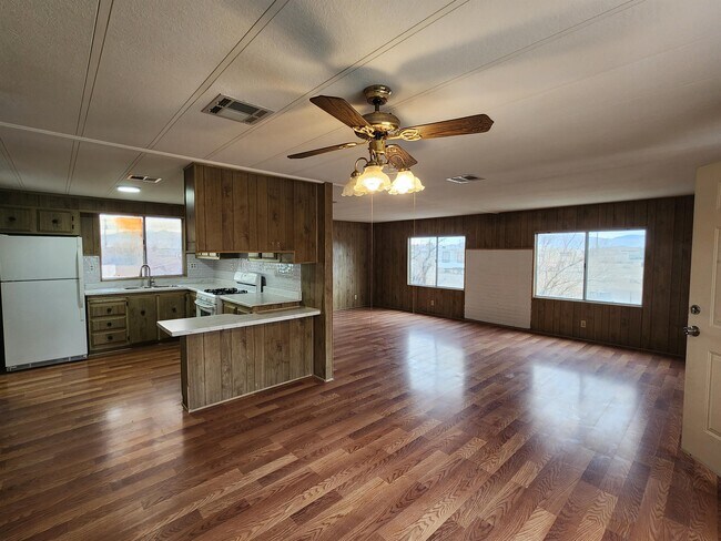 Foto del edificio - 1111 Hardy Ln