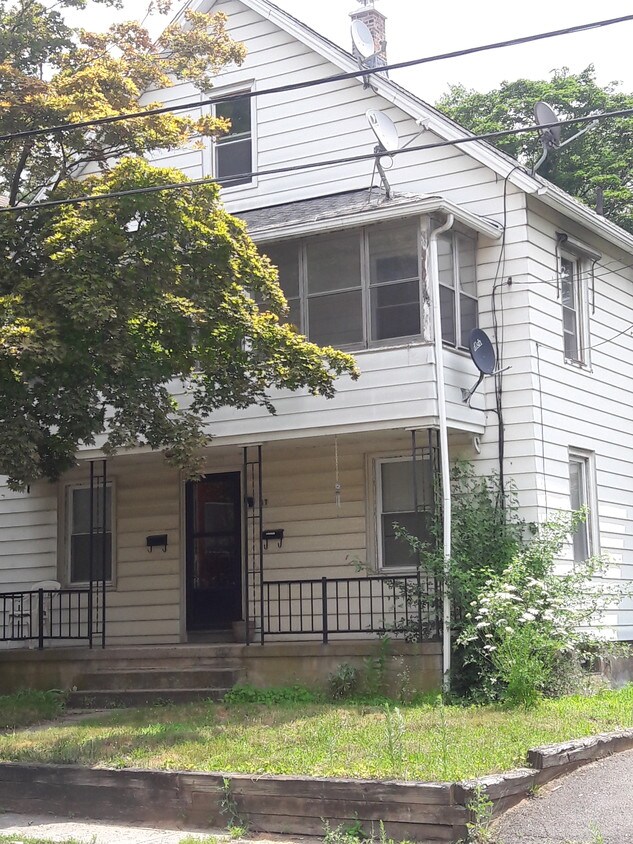 Primary Photo - 47 Golden Hill St