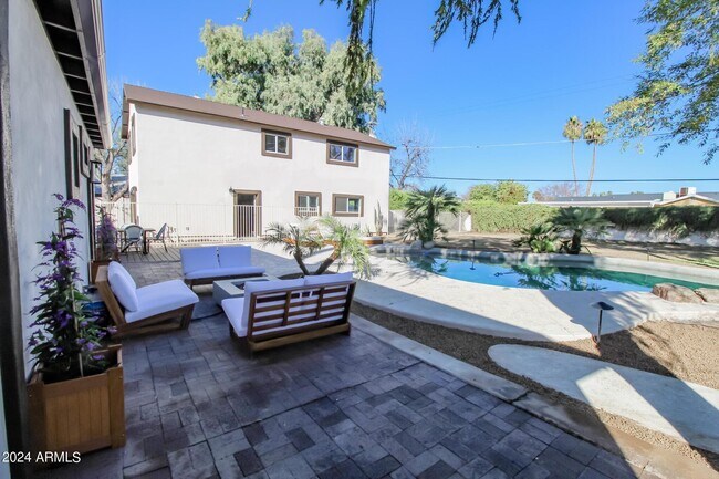 Foto del edificio - 4028 E Lewis Ave