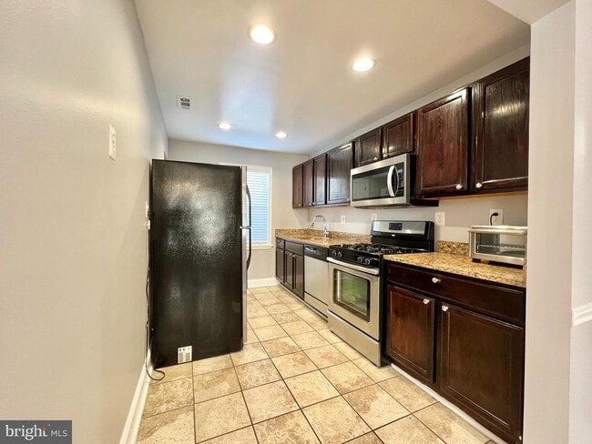 Building Photo - 6833 Standish Dr