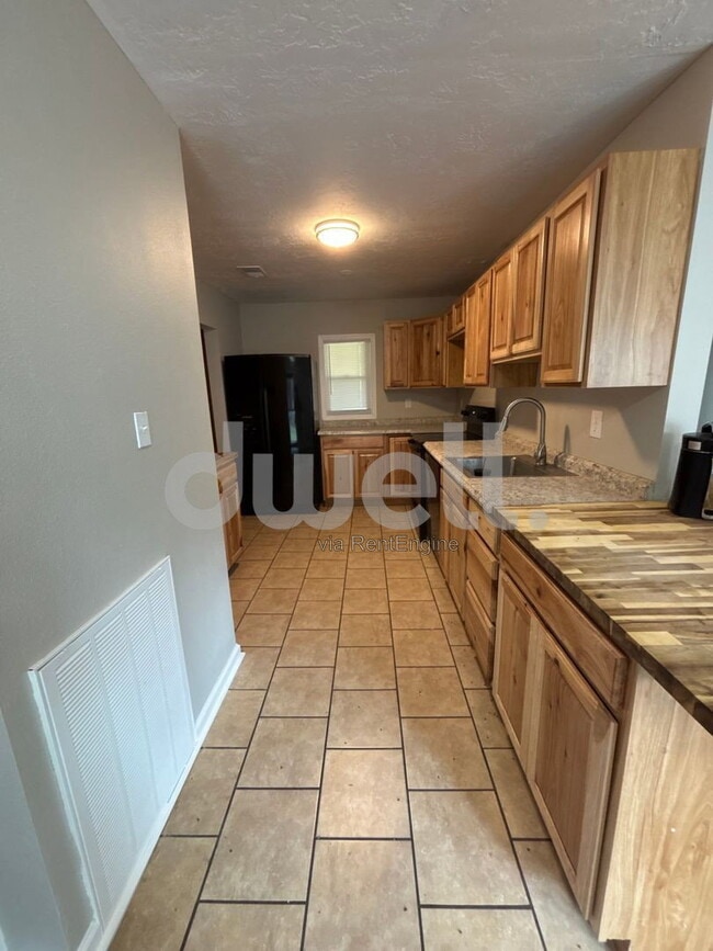 Building Photo - 2445 Yates Dr