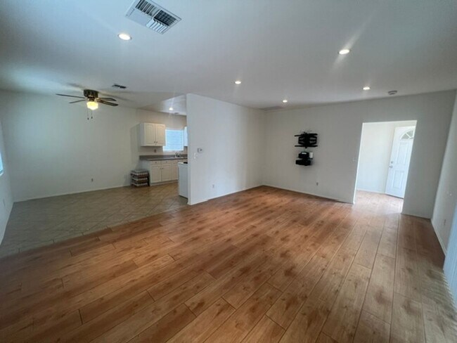 Foto del edificio - 17430 Gledhill St