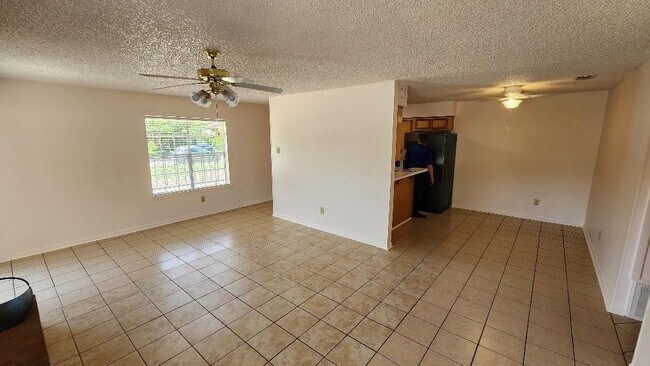 Foto del edificio - 8511 Woodstone Dr