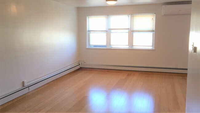 Foto del edificio - 2128 E 70th St