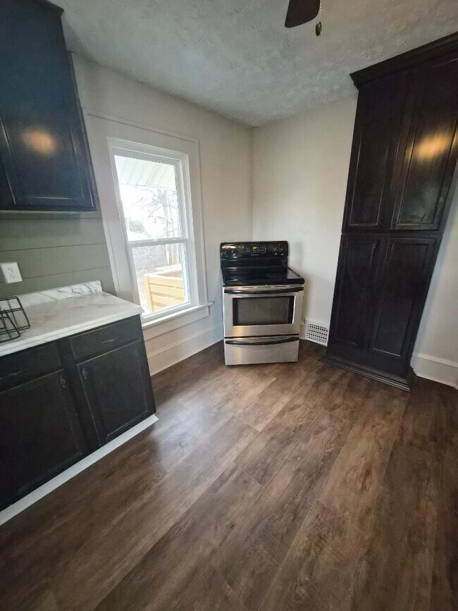 Foto del edificio - 323 Bedford Ave NW