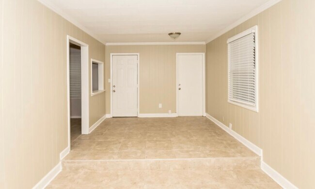 Building Photo - 101 16th Ct Cir NE