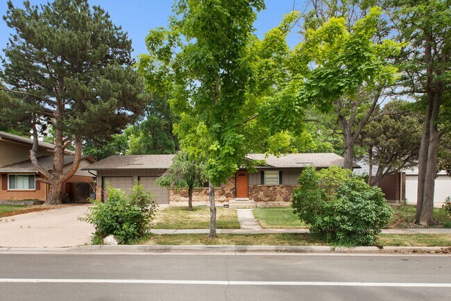 Building Photo - Spacious 5 Bedroom, 2 Bath Home with Finis...