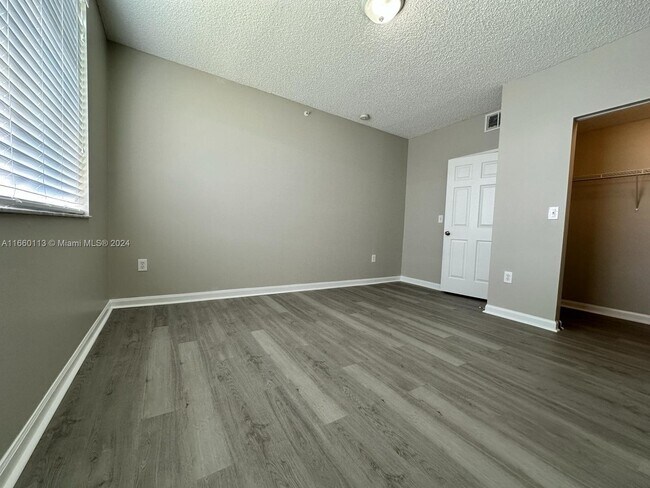 Foto del edificio - 7980 N Nob Hill Rd