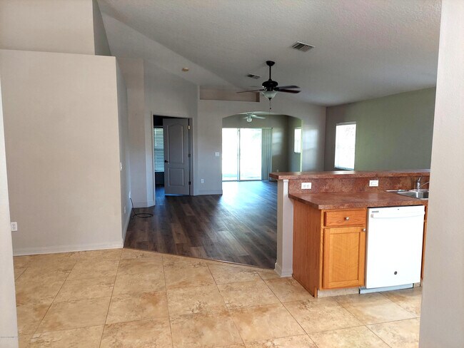 Building Photo - 648 Macon Dr