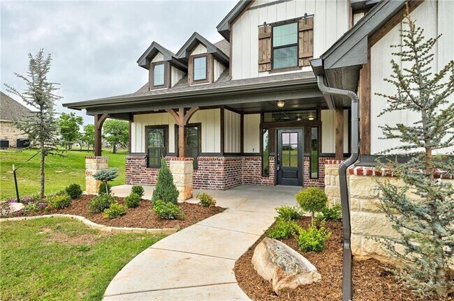 Foto del edificio - **Stunning 4 Bed, 4 Bath in Edmond Schools