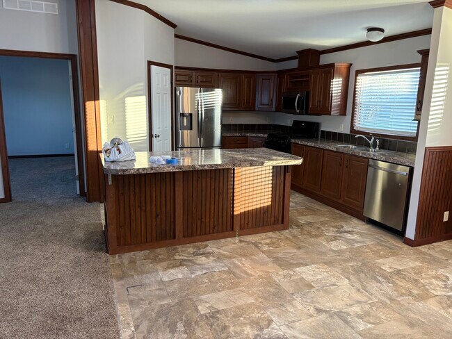 Building Photo - 2121 Four Seasons Dr