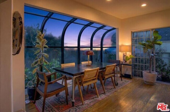 Foto del edificio - 8998 Lloyd Pl