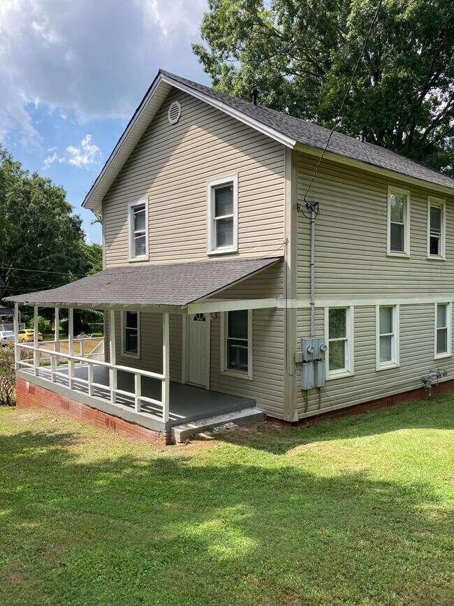 Building Photo - 3212 &amp; 3214 Maple Rd
