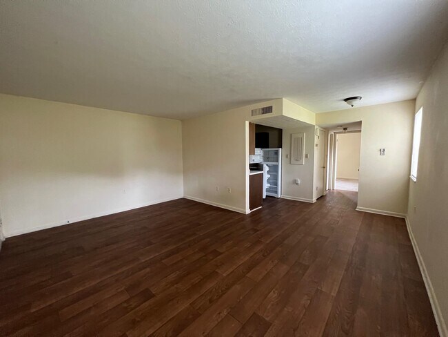 Building Photo - 2203 W Pensacola St