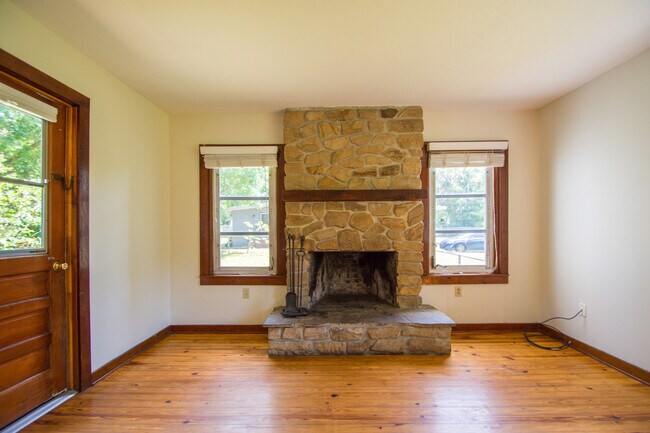 Foto del edificio - 3 Bed 2 Bath Home w/ Hardwood Floors and L...