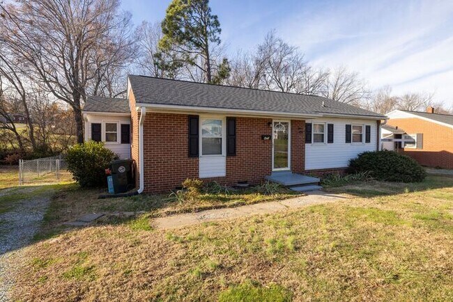 Foto del edificio - Classic Brick Ranch in Charming Mebane