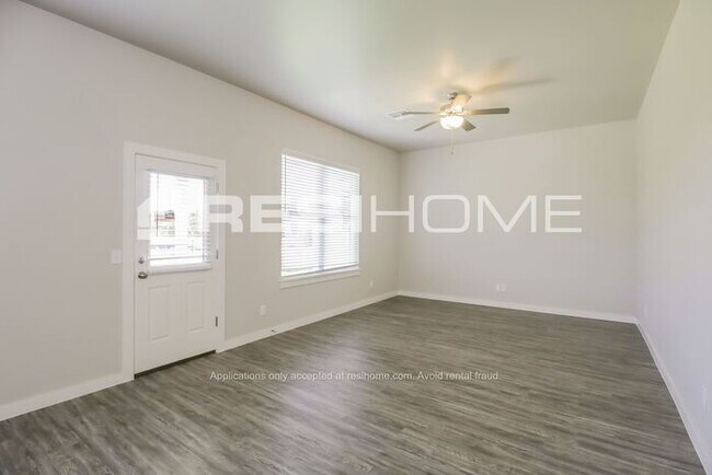 Foto del edificio - 8042 Brighton Ave