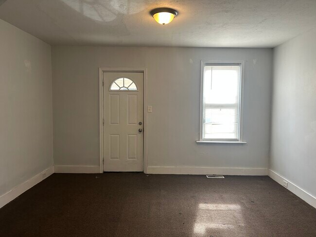 Habitación delantera - 604 E 5th St