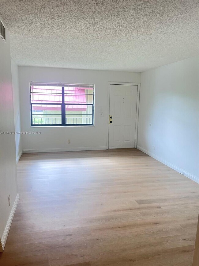 Foto del edificio - 3248 NW 104th Ave
